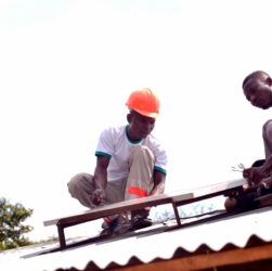 Les volontaires de la Start-up « Energy-for people » installent des panneaux solaires